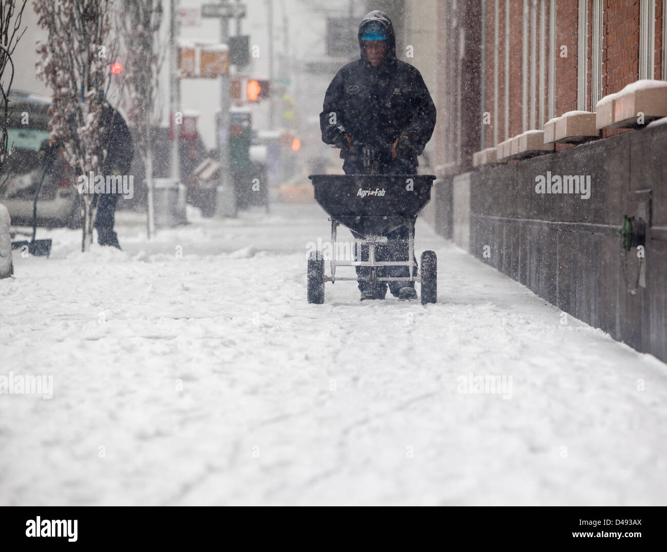 New York, USA. 8. März 2013. Die starken Schneesturm Tagen gelähmt ein Leben in Washington und mittleren Staaten der USA, heute nach Manhattan kommen. Tonnen chemischer Kampfstoffe Schnee schmelzen zerbricht die New Yorker Straßen. Auf den Schuss: Erschütterung der Chemikalien. Bildnachweis: Alex Potemkin / Alamy Live News Stockfoto