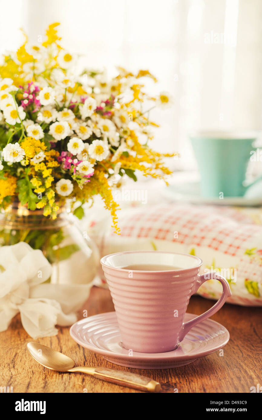 Zwei Tassen Tee und Sommer Blumen Stockfoto