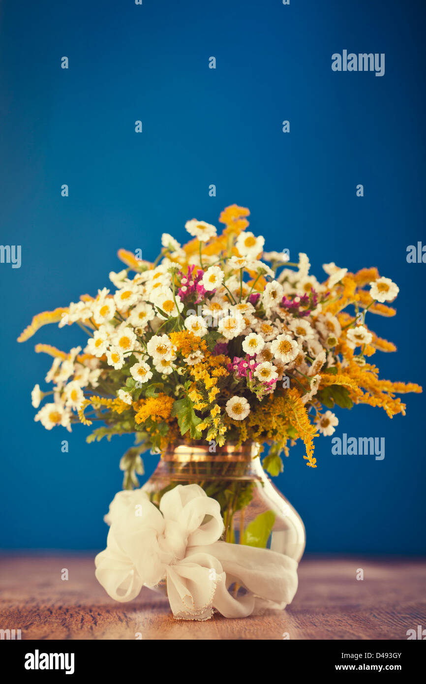 Schöner Blumenstrauß von wilden Blumen auf Holztisch Stockfoto
