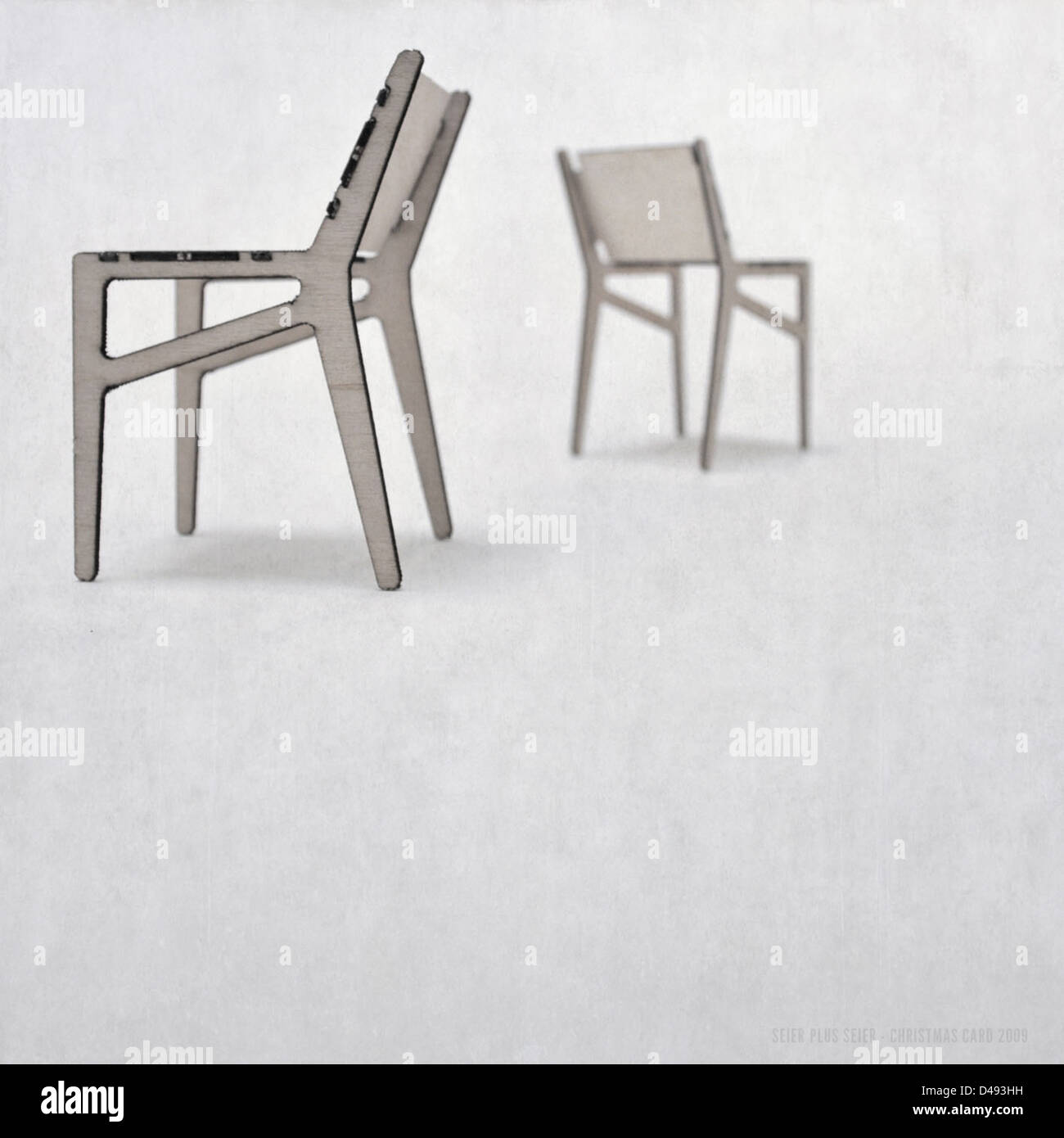 Diese einzigartige Weihnachtskarte von Seier+Seier zeigt ein Design eines Sperrholzstuhls und ein verspieltes Add-a-Cat-Konzept. Die Karte unterstreicht ihre Designphilosophie, die minimalistische Möbel und skurrile Elemente kombiniert und Kreativität sowohl im Produktdesign als auch im Urlaubsgrüß widerspiegelt. Stockfoto