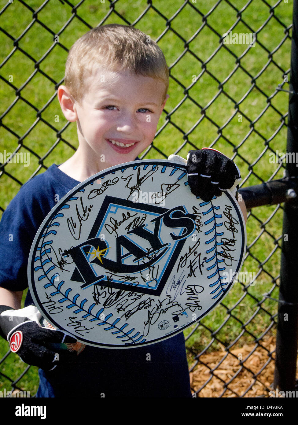Drei und eine Hälfte Jahr alt, zeigt Cooper Jenkins aus Venice Florida Autogramme der Spieler der Tampa Bay Rays Stockfoto