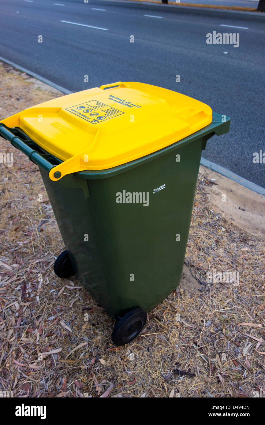 Mülleimer zur Abholung bereit Stockfoto
