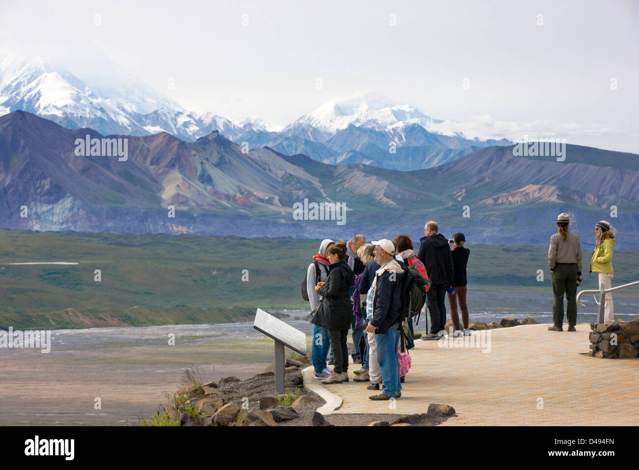 Besucher Parken und südlich von Alaska Range, Eielson Visitor Center, Denali National Park, Alaska, USA anzeigen Stockfoto