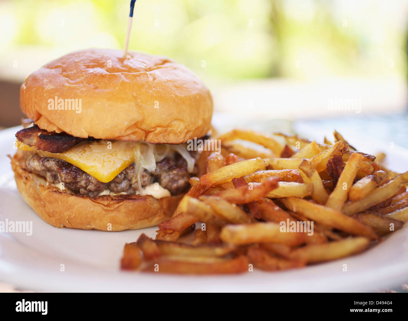 Ein Hamburger und Pommes frites; Hawaii Vereinigte Staaten von Amerika Stockfoto