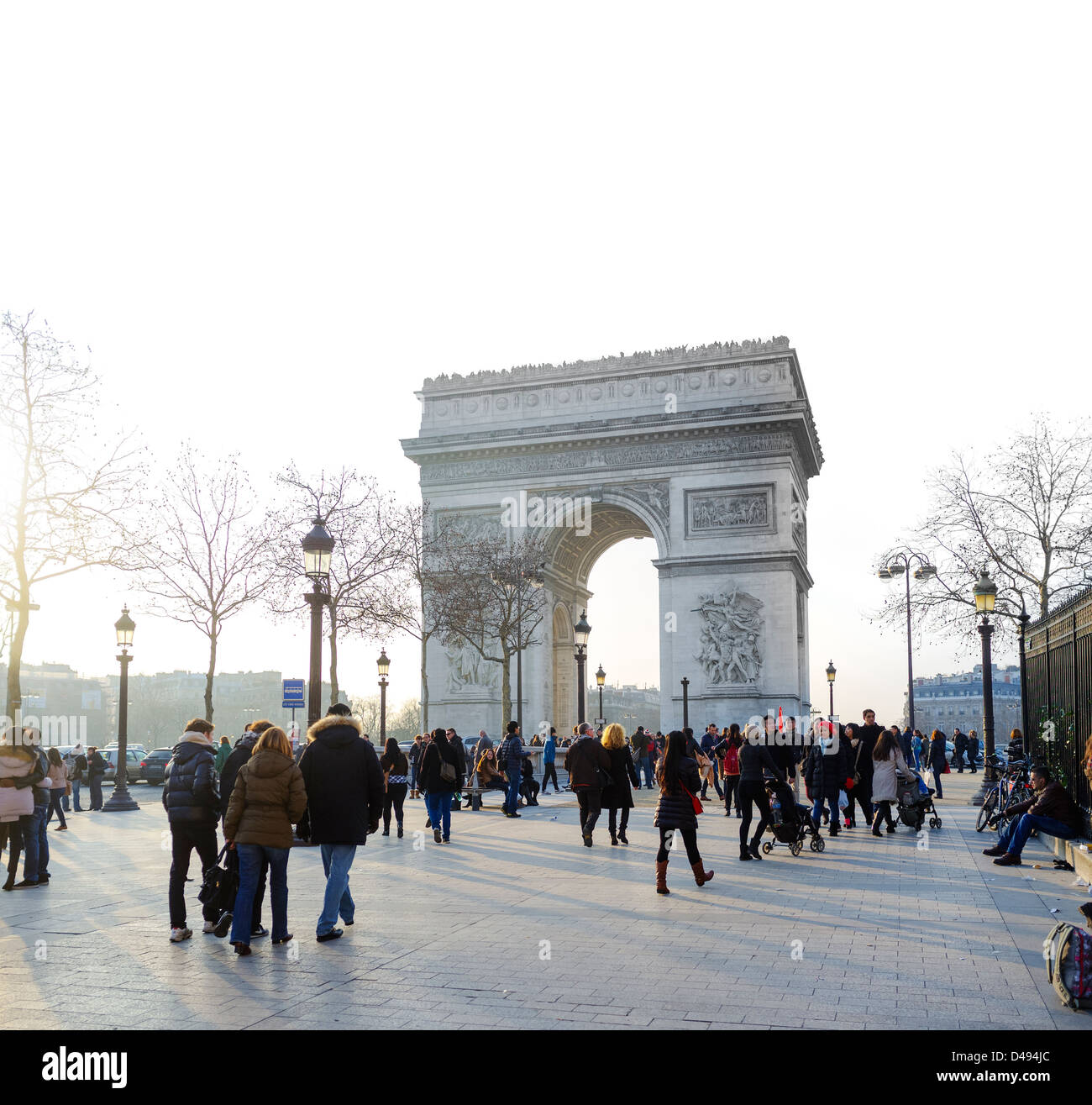 Paris im März. Arc de Triomphe im Hintergrund. Stockfoto