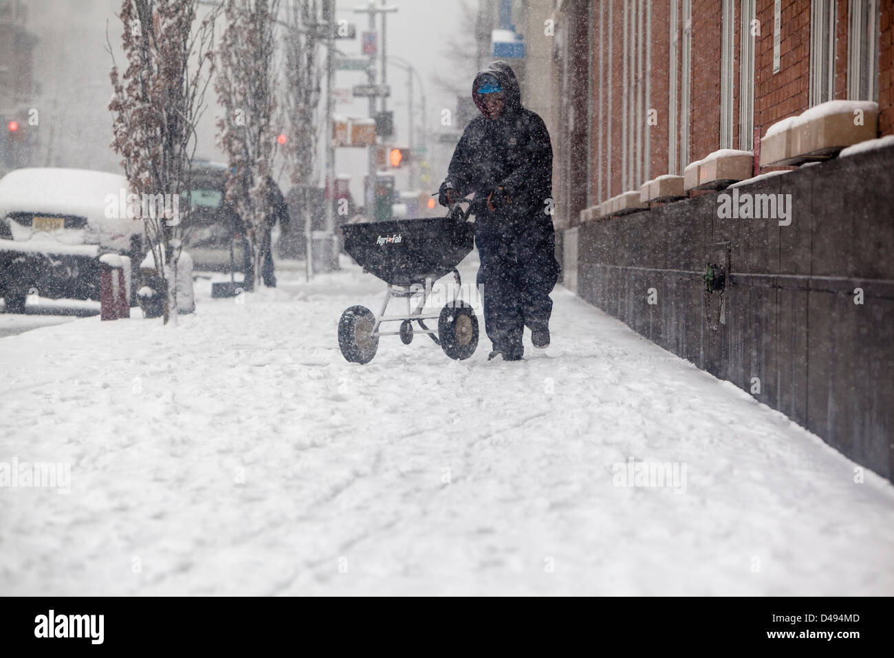 New York, USA. 8. März 2013. Die starken Schneesturm Tagen gelähmt ein Leben in Washington und mittleren Staaten der USA, heute nach Manhattan kommen. Tonnen chemischer Kampfstoffe Schnee schmelzen zerbricht die New Yorker Straßen. Auf den Schuss: Erschütterung der Chemikalien. Bildnachweis: Alex Potemkin / Alamy Live News Stockfoto