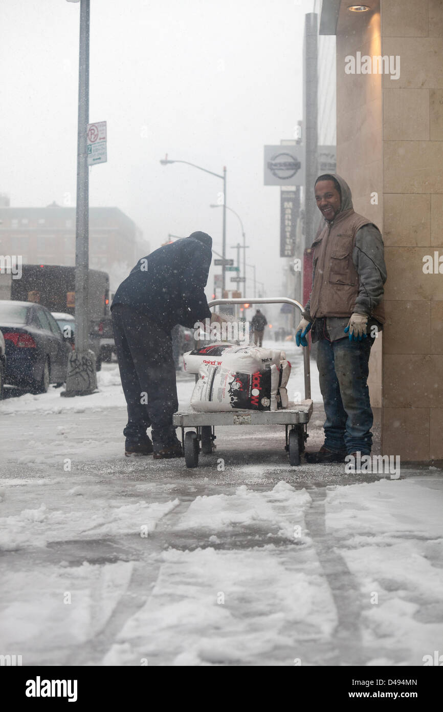 New York, USA. 8. März 2013. Die starken Schneesturm Tagen gelähmt ein Leben in Washington und mittleren Staaten der USA, heute nach Manhattan kommen. Tonnen chemischer Kampfstoffe Schnee schmelzen zerbricht die New Yorker Straßen. Auf den Schuss: Erschütterung der Chemikalien. Bildnachweis: Alex Potemkin / Alamy Live News Stockfoto