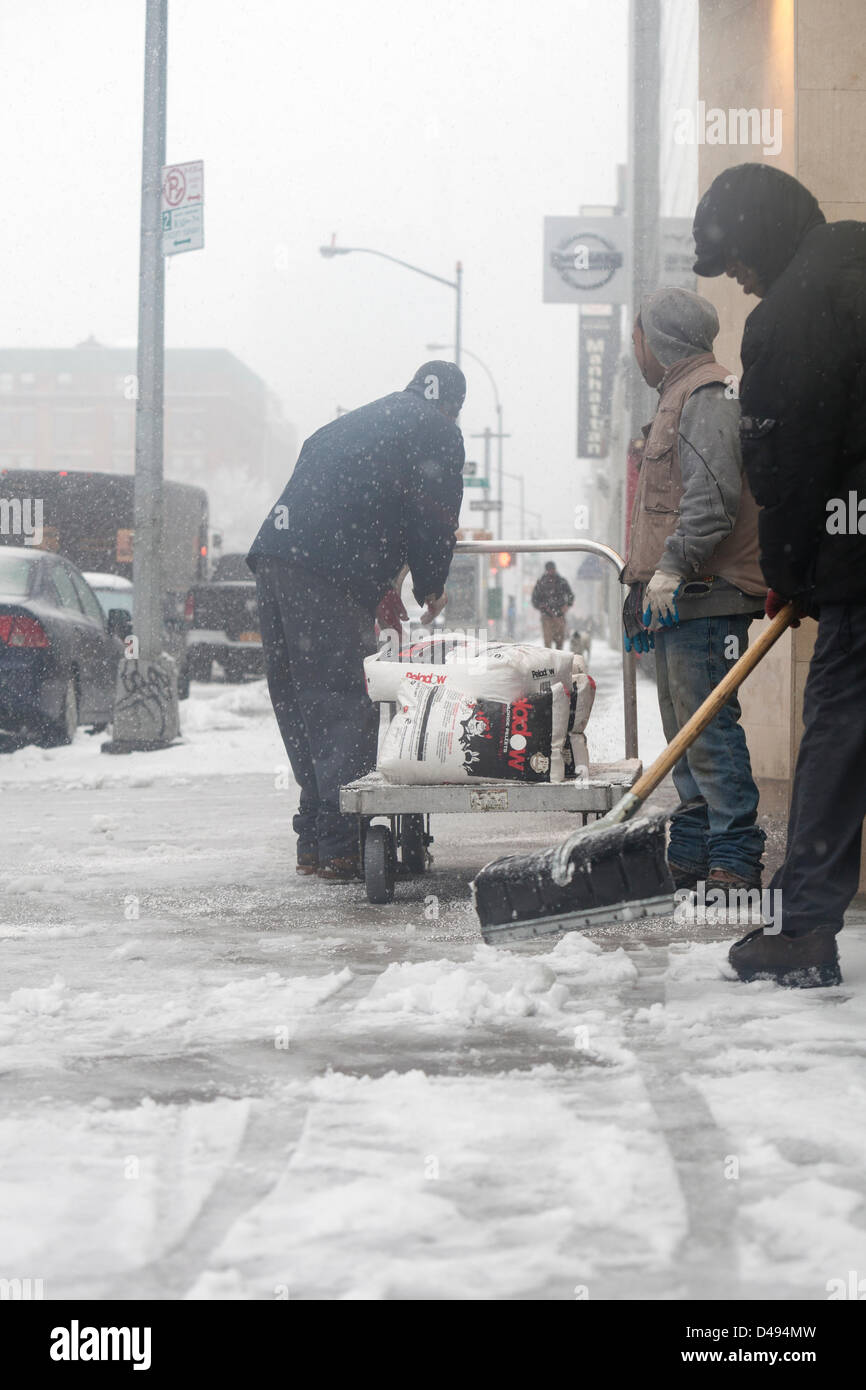 New York, USA. 8. März 2013. Die starken Schneesturm Tagen gelähmt ein Leben in Washington und mittleren Staaten der USA, heute nach Manhattan kommen. Tonnen chemischer Kampfstoffe Schnee schmelzen zerbricht die New Yorker Straßen. Auf den Schuss: Erschütterung der Chemikalien. Bildnachweis: Alex Potemkin / Alamy Live News Stockfoto