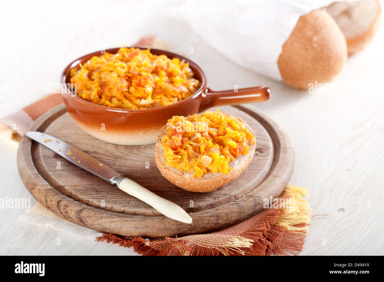 Kürbis-Chutney und frischem Brot Stockfoto