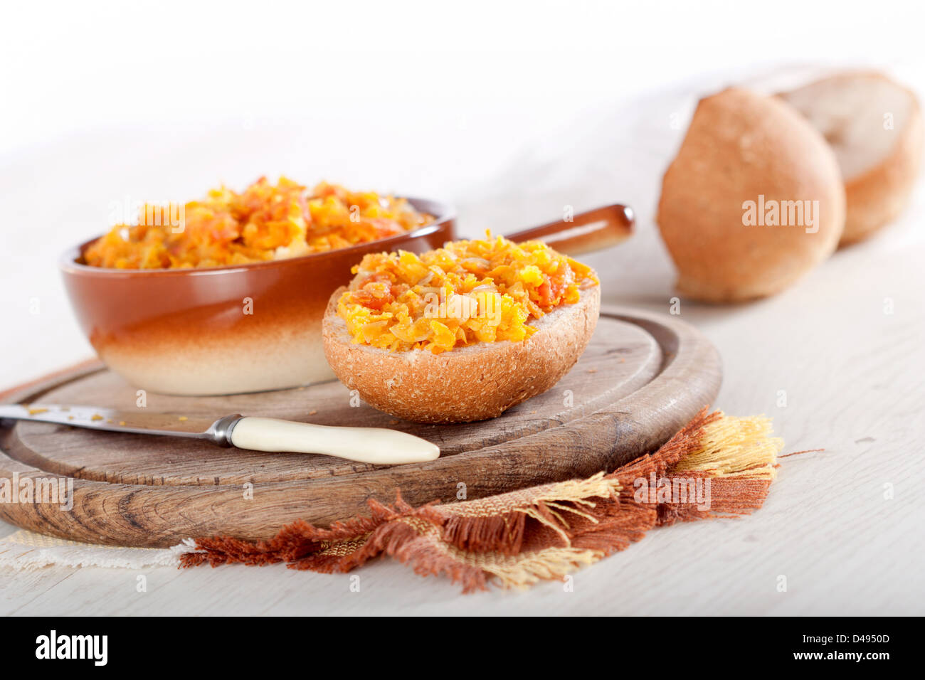 Kürbis-Chutney und frischem Brot Stockfoto