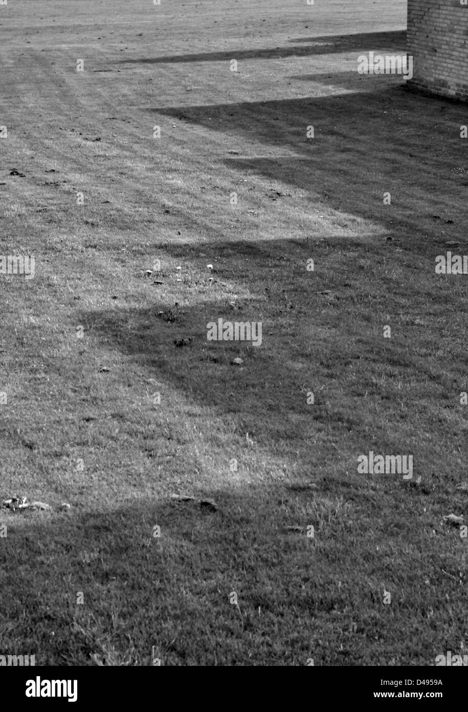 Das Foto mit dem Titel „Guess Where, Shadows“ erforscht das Zusammenspiel von Licht und Schatten in architektonischen Räumen. Das Bild zeigt, wie Schatten einen Raum transformieren können, wodurch Tiefe hinzugefügt und architektonische Elemente hervorgehoben werden. Dieses visuelle Experiment unterstreicht die dynamische Beziehung zwischen Licht, Form und Wahrnehmung im Design. Stockfoto