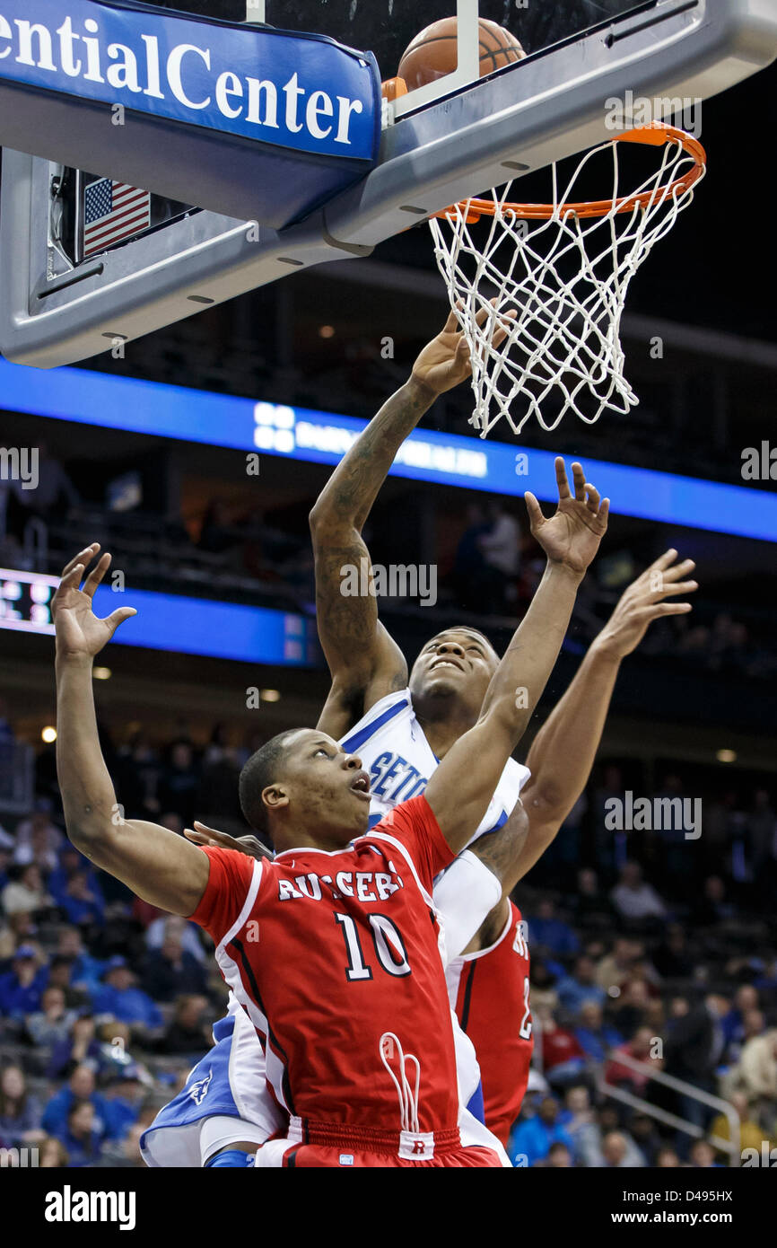 8. März 2013: Seton Hall Pirates Zentrum Eugene Teague (21) setzt sich der Schuss über Rutgers Scarlet Knights Guard Mike Poole (10) bei den NCAA-Basketball-Spiel zwischen der Rutgers Scarlet Knights und Seton Hall Pirates im Prudential Center in Newark, New Jersey. Die Rutgers Scarlet Knights schlagen Seton Hall Pirates, 56-51. Stockfoto