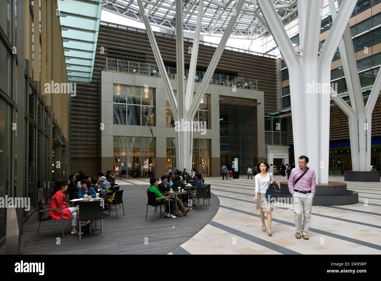 Atrium in Tokyo Midtown einkaufen, Hotel- und Wohnkomplex in Roppongi, Tokyo, Japan Stockfoto