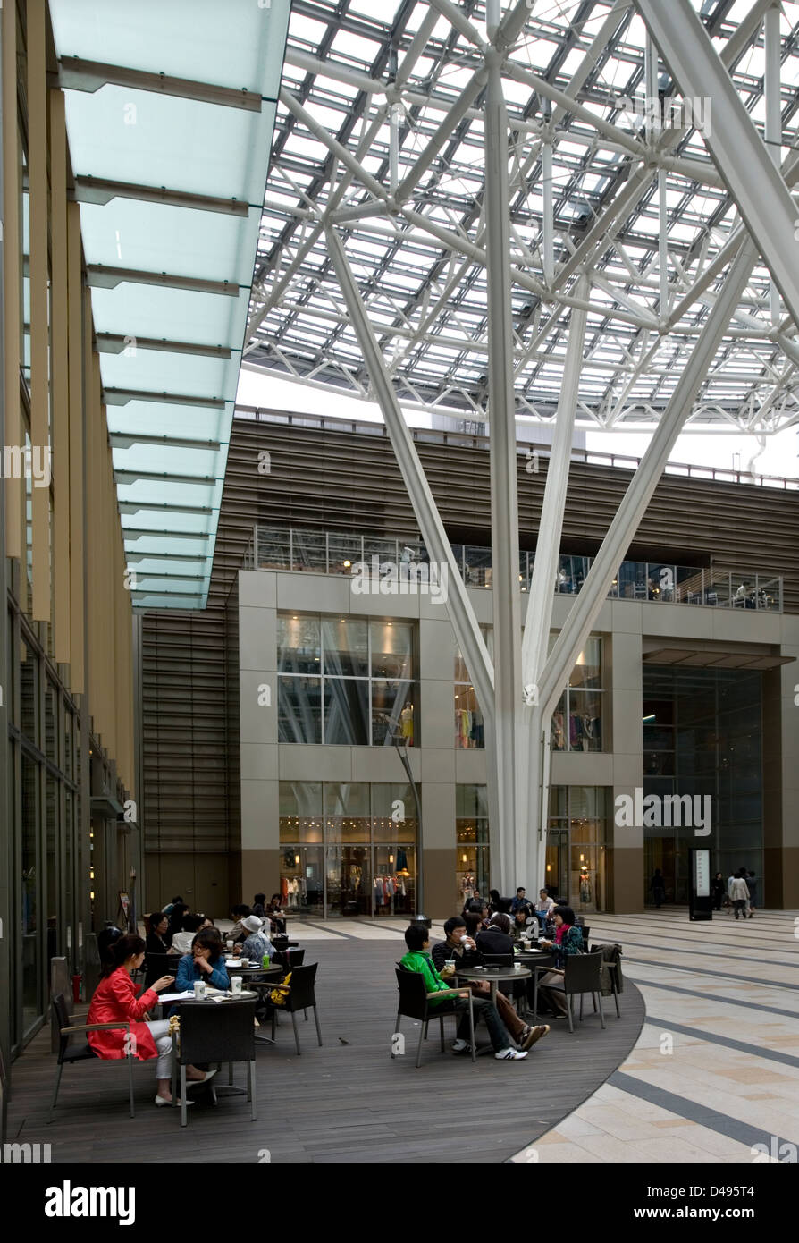 Überdachte Innenhof im neuen, modernen Tokyo Midtown, ein Mixed-Use einkaufen, Hotel und Wohnkomplex in Roppongi, Tokyo Stockfoto