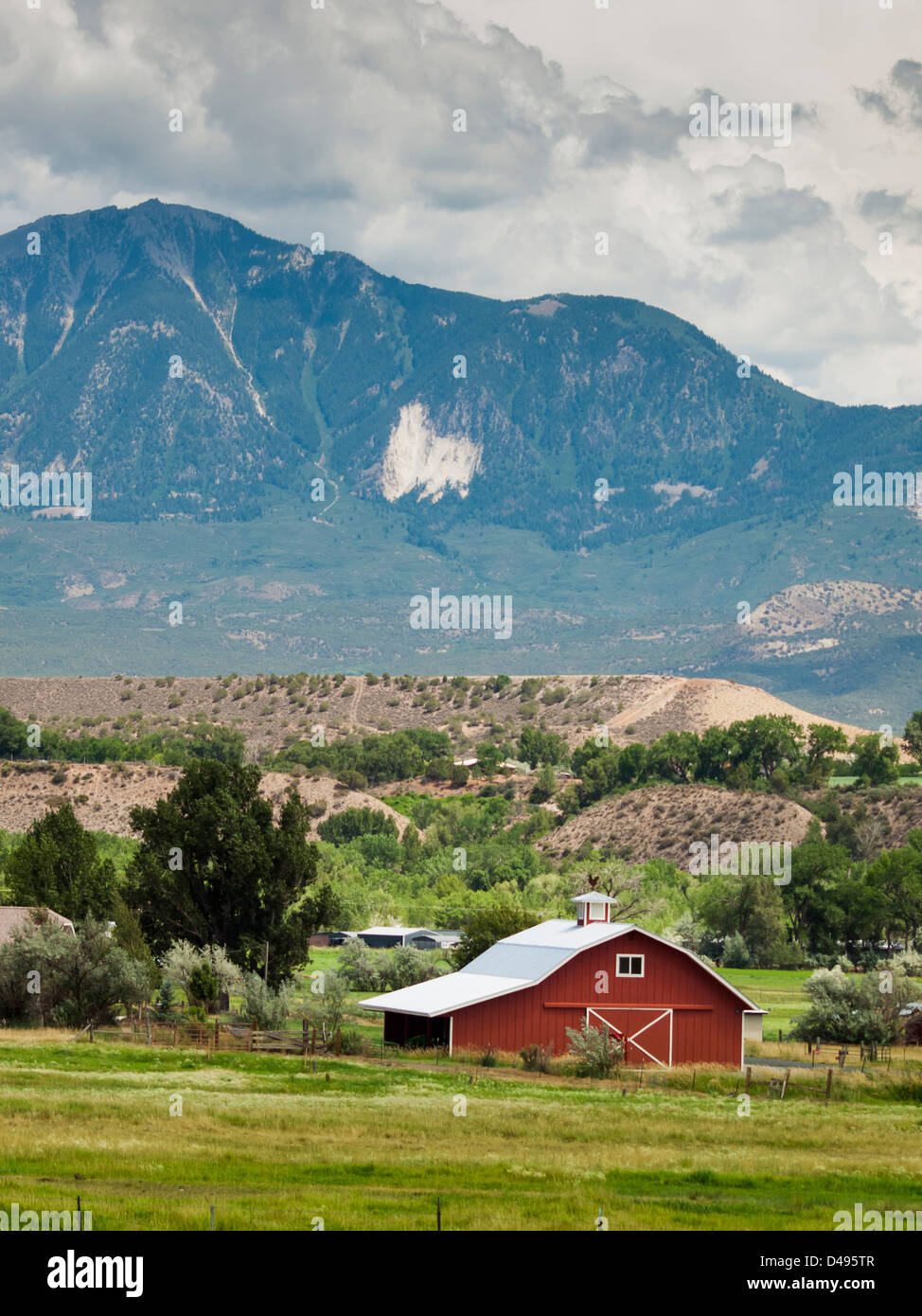 Rote Scheune auf dem Bauernhof in Grand Junction, Colorado. Stockfoto