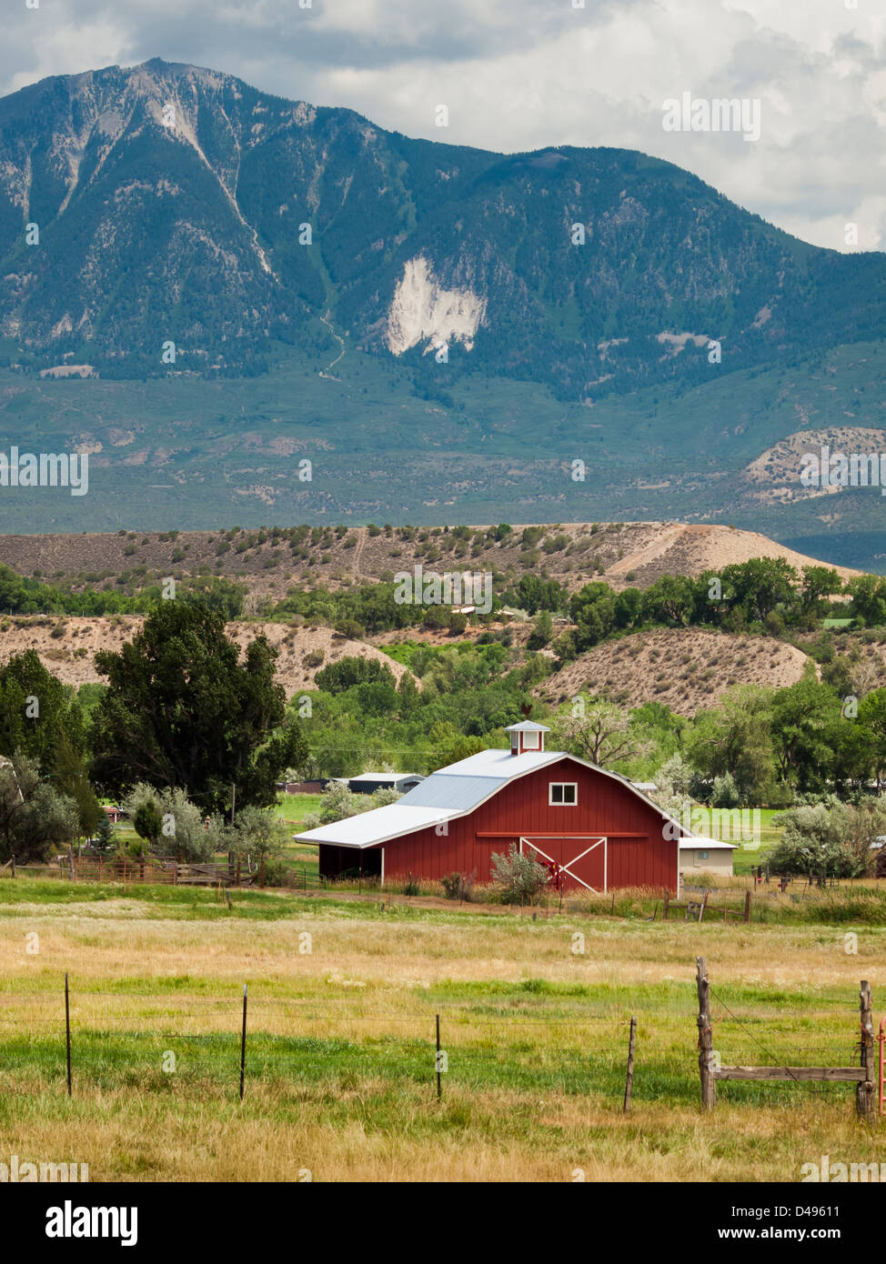 Rote Scheune auf dem Bauernhof in Grand Junction, Colorado. Stockfoto