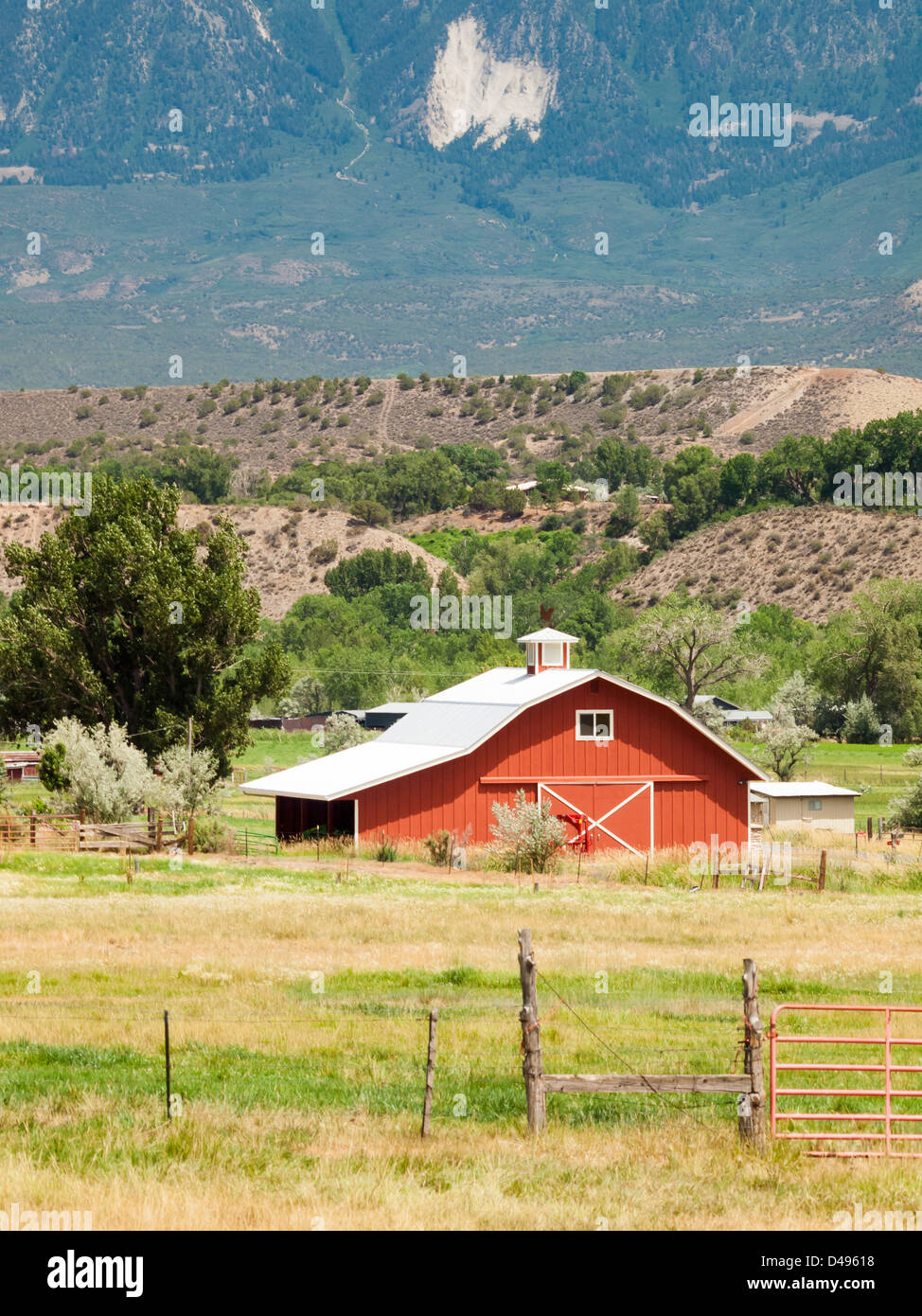 Rote Scheune auf dem Bauernhof in Grand Junction, Colorado. Stockfoto