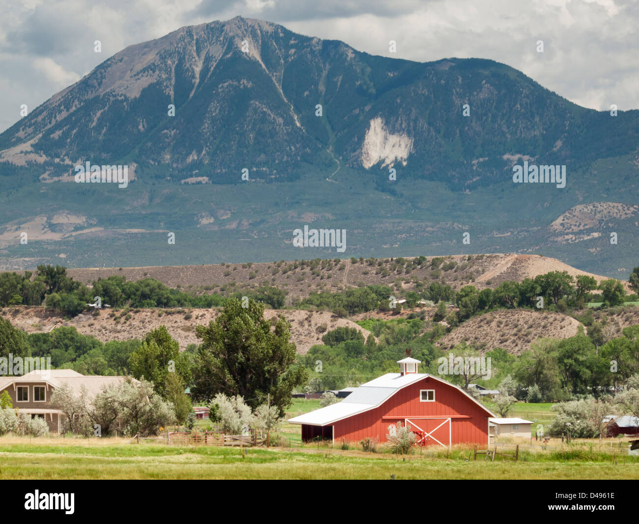 Rote Scheune auf dem Bauernhof in Grand Junction, Colorado. Stockfoto