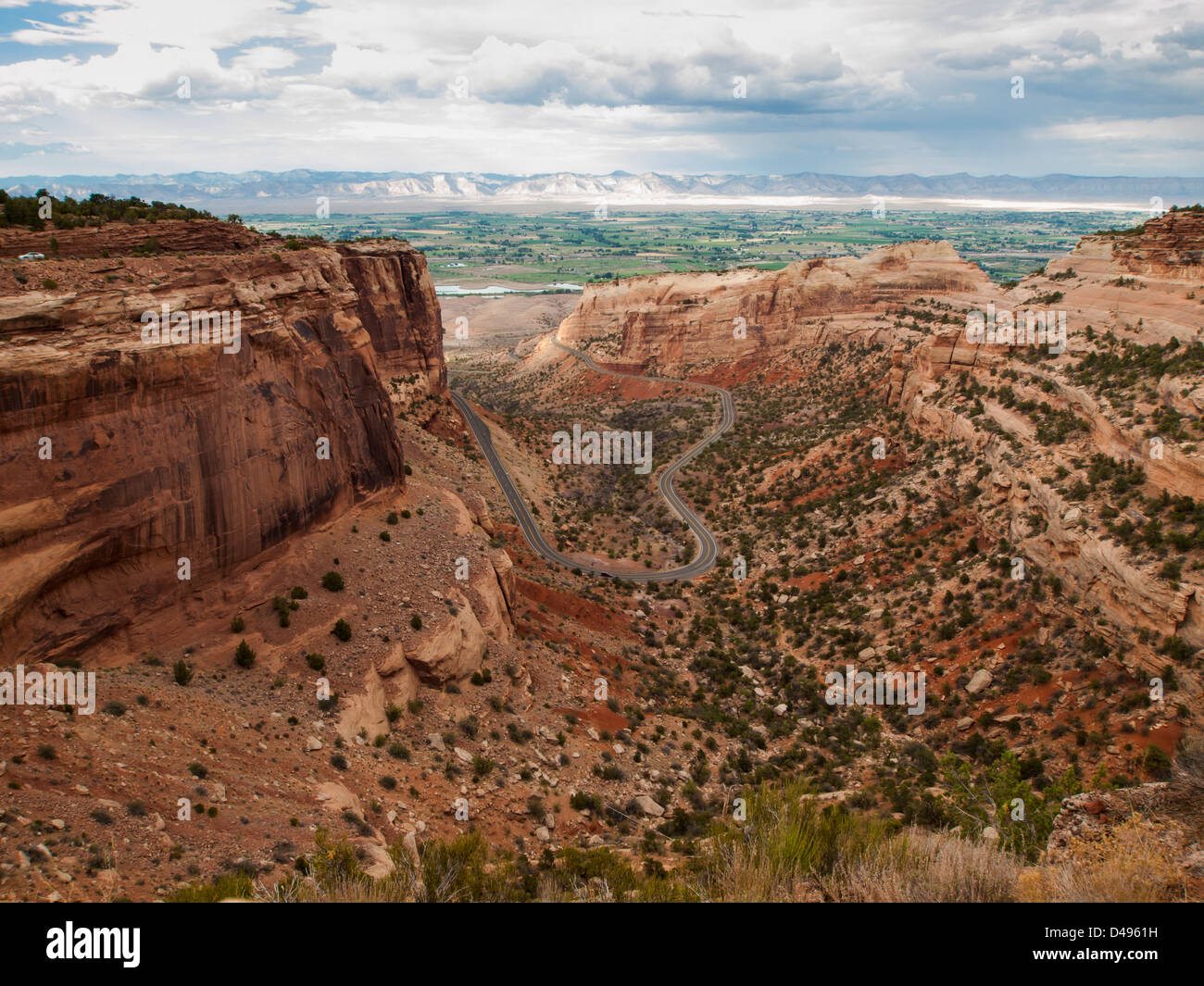 Colorado National Monument ist ein Teil des National Park Service in der Nähe der Stadt Grand Junction, Colorado. Spektakuläre Schluchten tief in Sandstein und Granit Gneis - Schiefer Felsformationen, in einigen Bereichen. Stockfoto