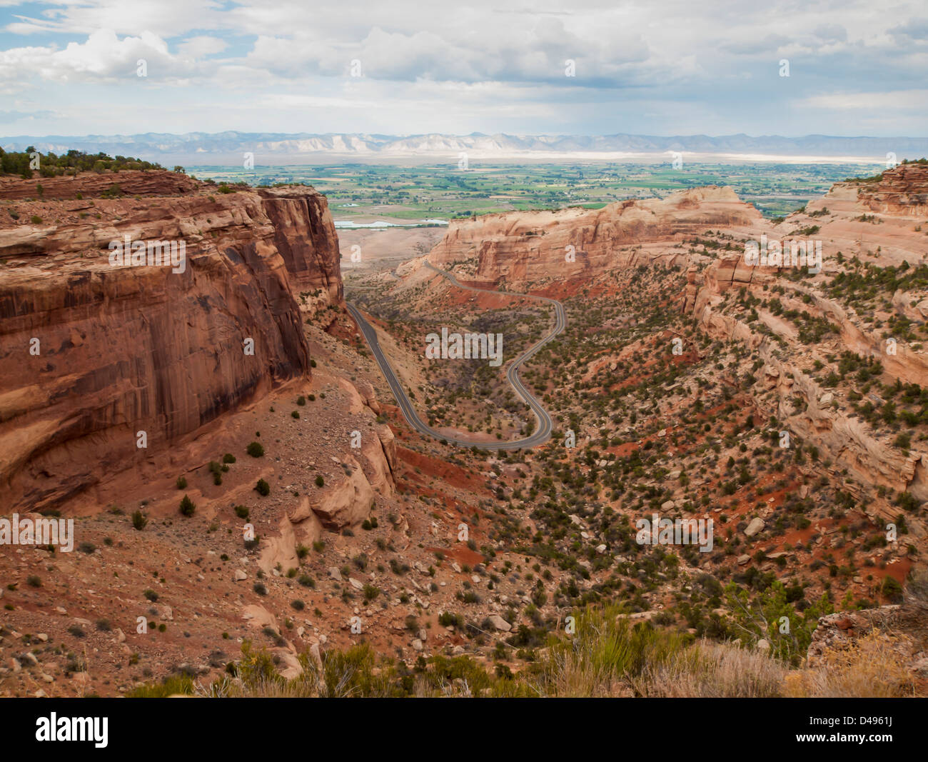 Colorado National Monument ist ein Teil des National Park Service in der Nähe der Stadt Grand Junction, Colorado. Spektakuläre Schluchten tief in Sandstein und Granit Gneis - Schiefer Felsformationen, in einigen Bereichen. Stockfoto