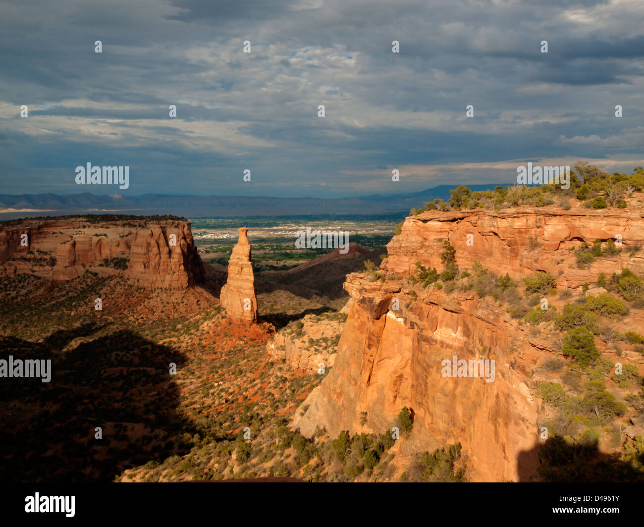 Colorado National Monument ist ein Teil des National Park Service in der Nähe der Stadt Grand Junction, Colorado. Spektakuläre Schluchten tief in Sandstein und Granit Gneis - Schiefer Felsformationen, in einigen Bereichen. Stockfoto
