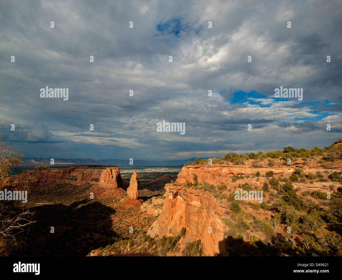 Colorado National Monument ist ein Teil des National Park Service in der Nähe der Stadt Grand Junction, Colorado. Spektakuläre Schluchten tief in Sandstein und Granit Gneis - Schiefer Felsformationen, in einigen Bereichen. Stockfoto