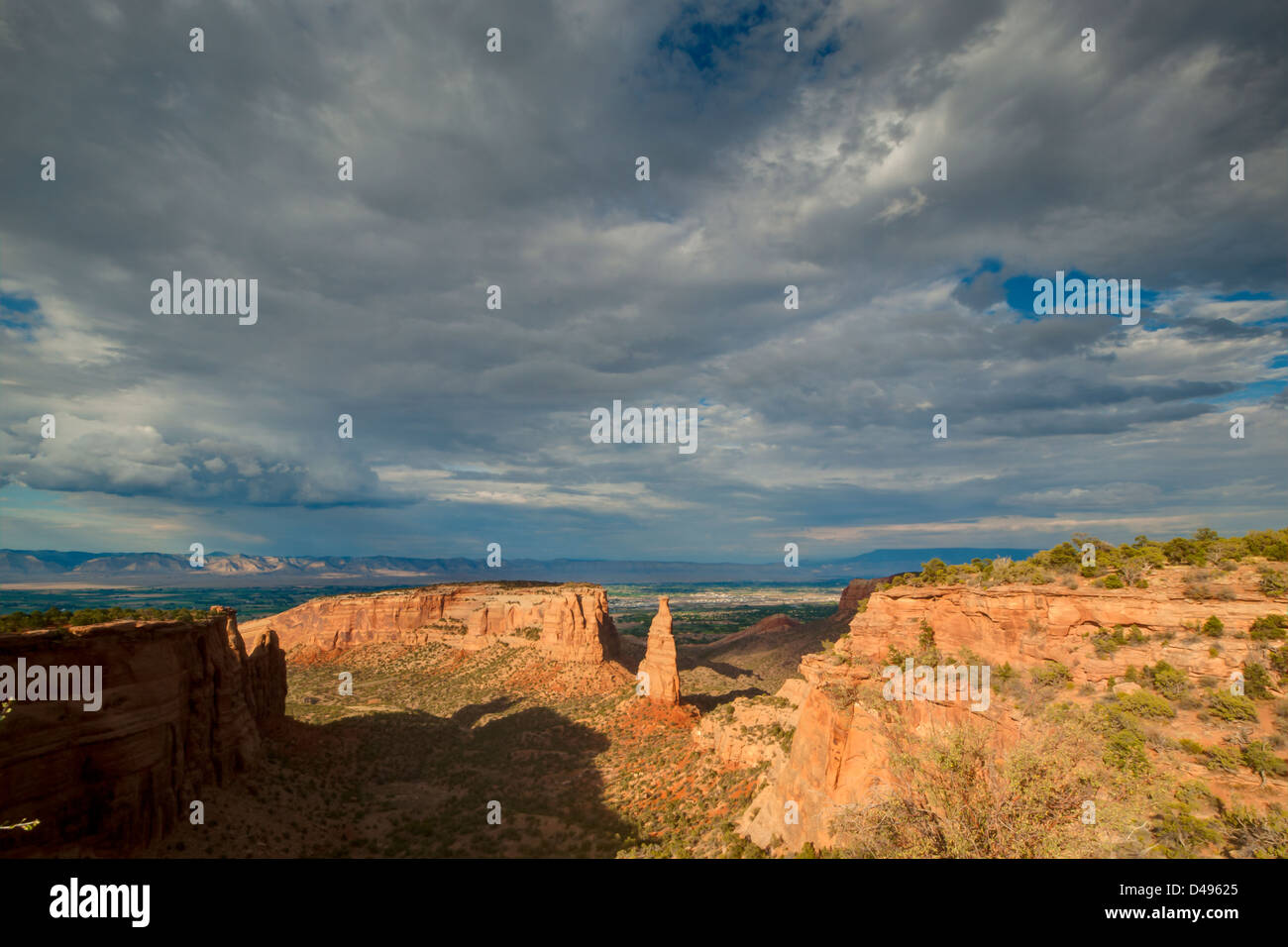 Colorado National Monument ist ein Teil des National Park Service in der Nähe der Stadt Grand Junction, Colorado. Spektakuläre Schluchten tief in Sandstein und Granit Gneis - Schiefer Felsformationen, in einigen Bereichen. Stockfoto