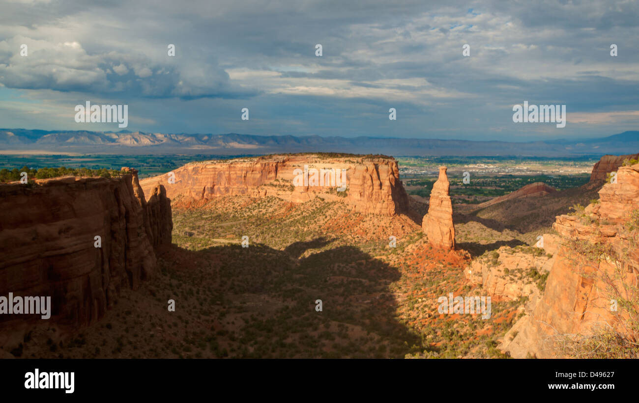Colorado National Monument ist ein Teil des National Park Service in der Nähe der Stadt Grand Junction, Colorado. Spektakuläre Schluchten tief in Sandstein und Granit Gneis - Schiefer Felsformationen, in einigen Bereichen. Stockfoto