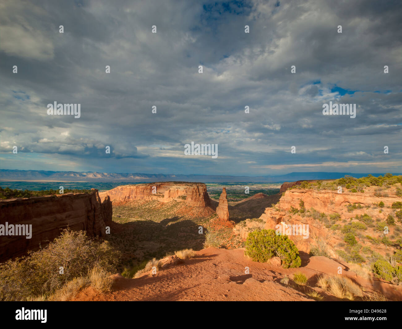 Colorado National Monument ist ein Teil des National Park Service in der Nähe der Stadt Grand Junction, Colorado. Spektakuläre Schluchten tief in Sandstein und Granit Gneis - Schiefer Felsformationen, in einigen Bereichen. Stockfoto