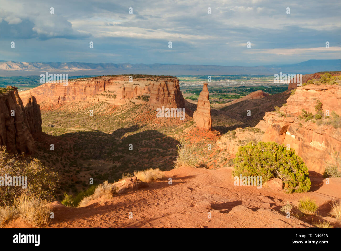 Colorado National Monument ist ein Teil des National Park Service in der Nähe der Stadt Grand Junction, Colorado. Spektakuläre Schluchten tief in Sandstein und Granit Gneis - Schiefer Felsformationen, in einigen Bereichen. Stockfoto