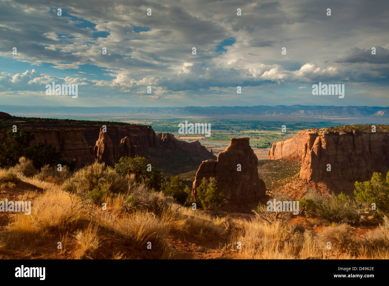 Colorado National Monument ist ein Teil des National Park Service in der Nähe der Stadt Grand Junction, Colorado. Spektakuläre Schluchten tief in Sandstein und Granit Gneis - Schiefer Felsformationen, in einigen Bereichen. Stockfoto