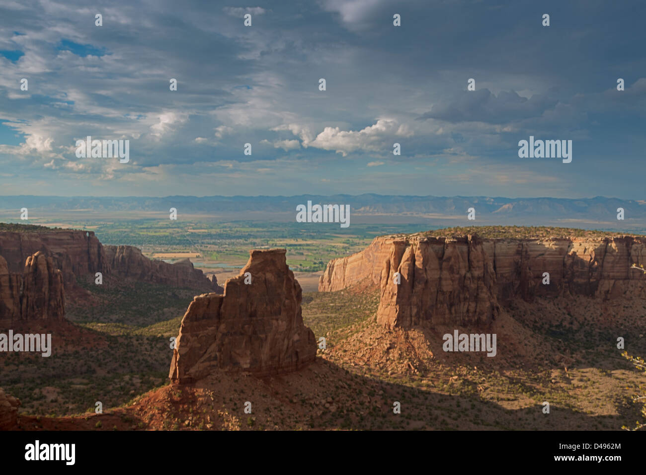 Colorado National Monument ist ein Teil des National Park Service in der Nähe der Stadt Grand Junction, Colorado. Spektakuläre Schluchten tief in Sandstein und Granit Gneis - Schiefer Felsformationen, in einigen Bereichen. Stockfoto