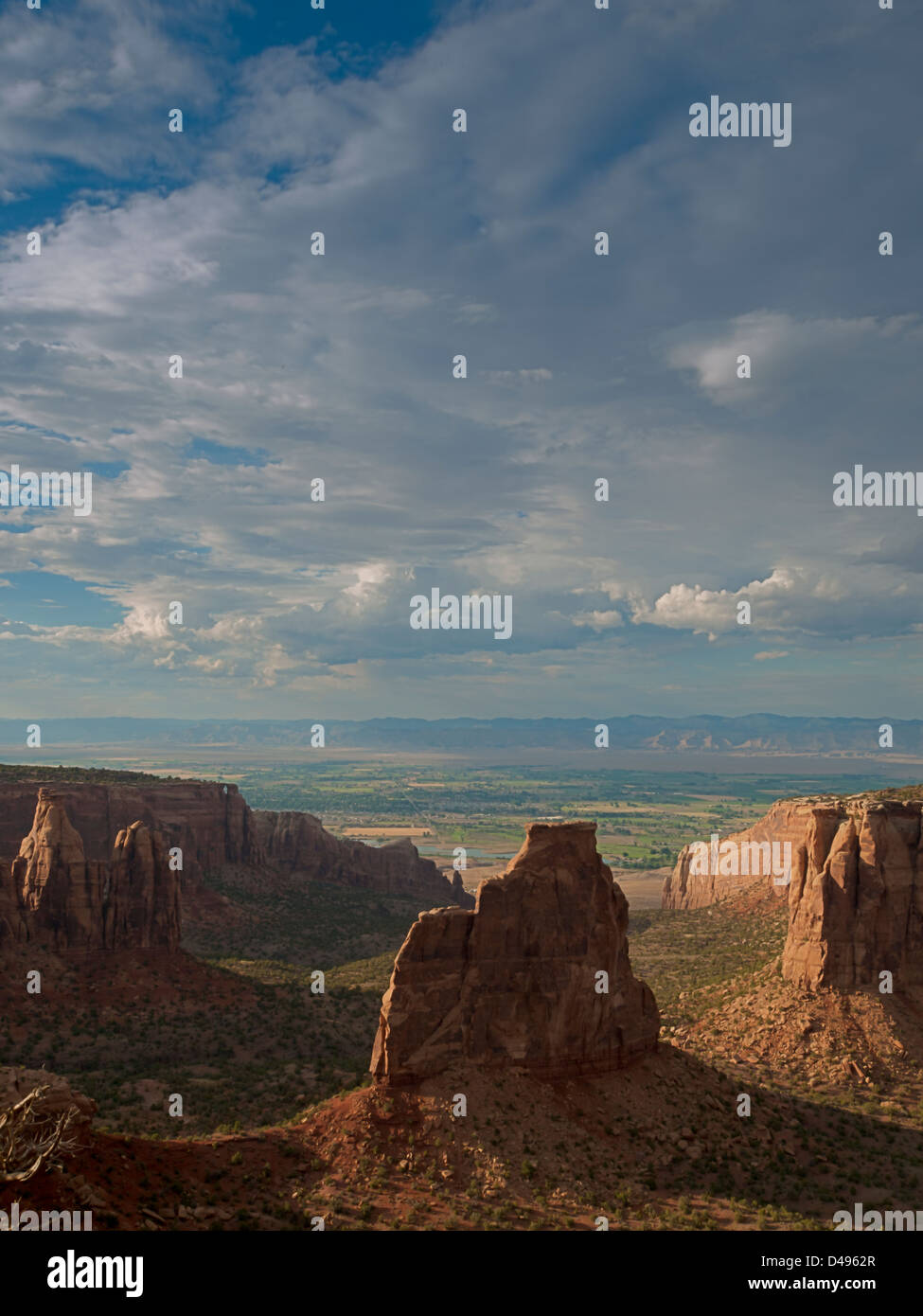 Colorado National Monument ist ein Teil des National Park Service in der Nähe der Stadt Grand Junction, Colorado. Spektakuläre Schluchten tief in Sandstein und Granit Gneis - Schiefer Felsformationen, in einigen Bereichen. Stockfoto