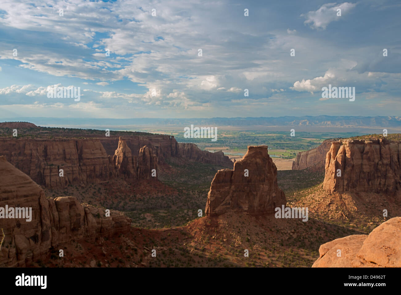 Colorado National Monument ist ein Teil des National Park Service in der Nähe der Stadt Grand Junction, Colorado. Spektakuläre Schluchten tief in Sandstein und Granit Gneis - Schiefer Felsformationen, in einigen Bereichen. Stockfoto