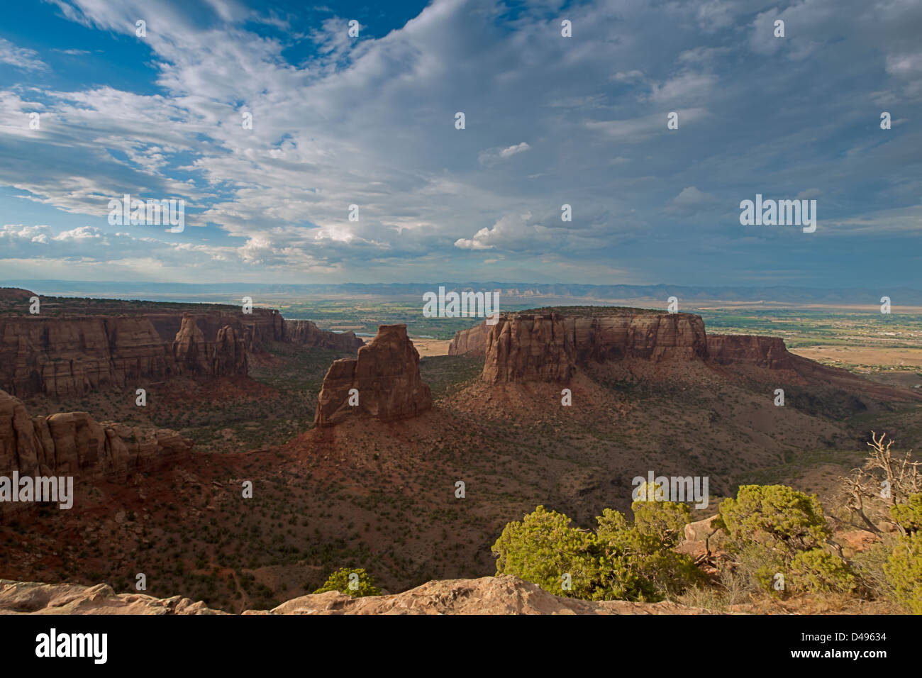 Colorado National Monument ist ein Teil des National Park Service in der Nähe der Stadt Grand Junction, Colorado. Spektakuläre Schluchten tief in Sandstein und Granit Gneis - Schiefer Felsformationen, in einigen Bereichen. Stockfoto