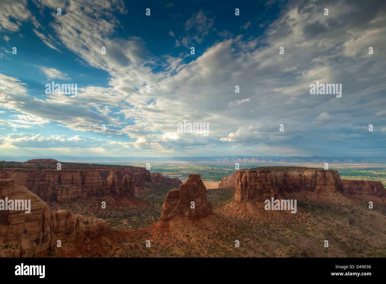 Colorado National Monument ist ein Teil des National Park Service in der Nähe der Stadt Grand Junction, Colorado. Spektakuläre Schluchten tief in Sandstein und Granit Gneis - Schiefer Felsformationen, in einigen Bereichen. Stockfoto