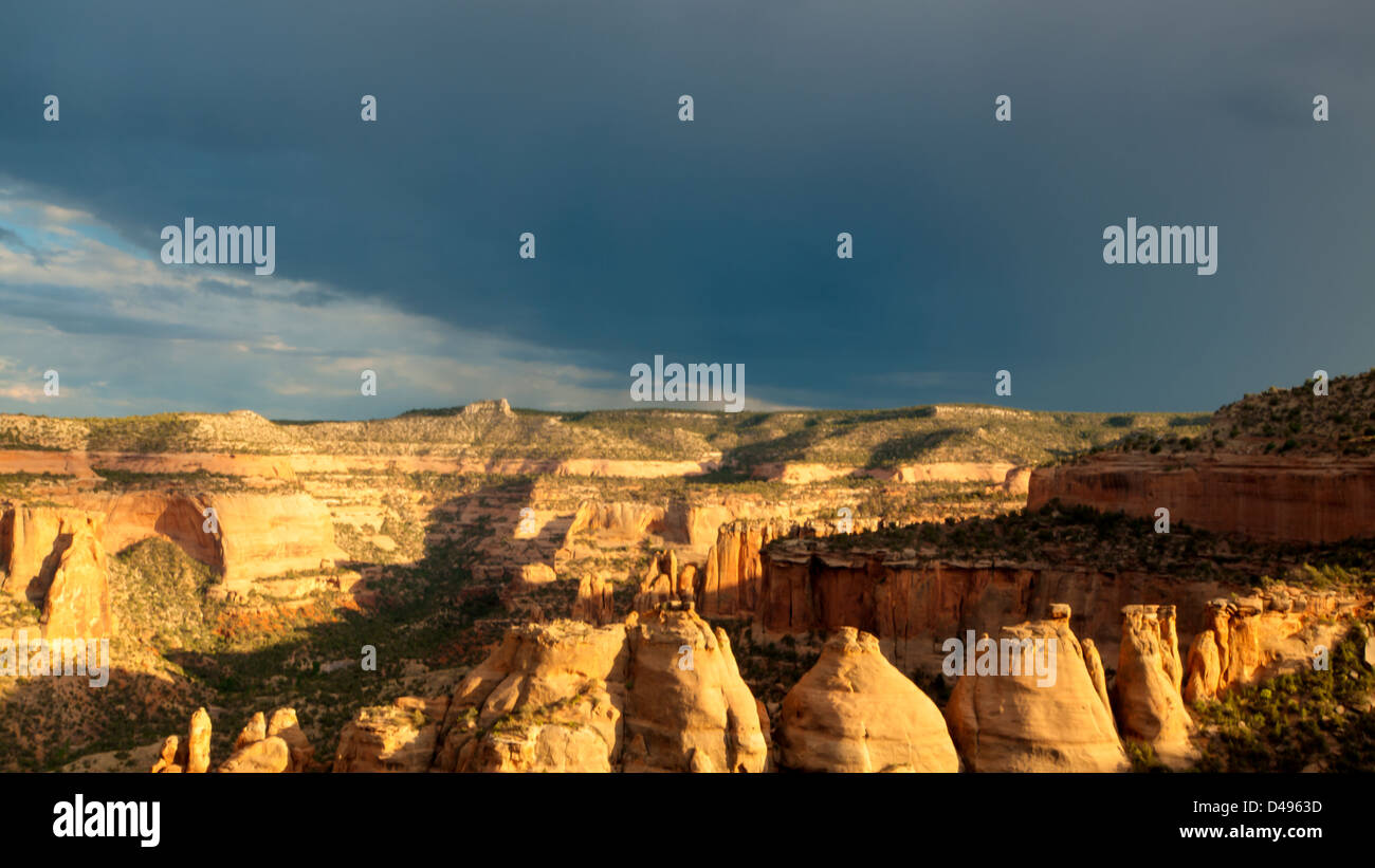 Colorado National Monument ist ein Teil des National Park Service in der Nähe der Stadt Grand Junction, Colorado. Spektakuläre Schluchten tief in Sandstein und Granit Gneis - Schiefer Felsformationen, in einigen Bereichen. Stockfoto