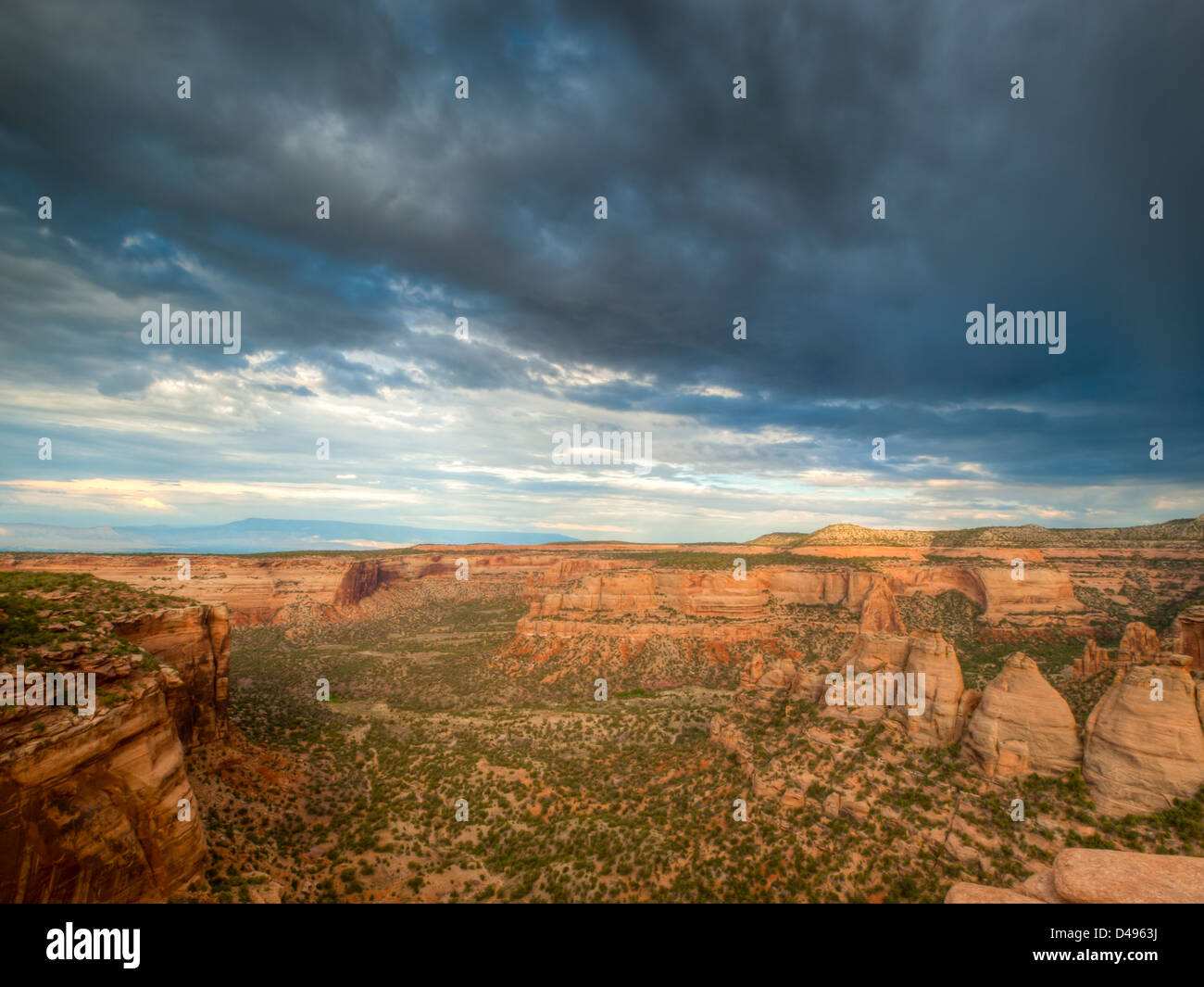 Colorado National Monument ist ein Teil des National Park Service in der Nähe der Stadt Grand Junction, Colorado. Spektakuläre Schluchten tief in Sandstein und Granit Gneis - Schiefer Felsformationen, in einigen Bereichen. Stockfoto