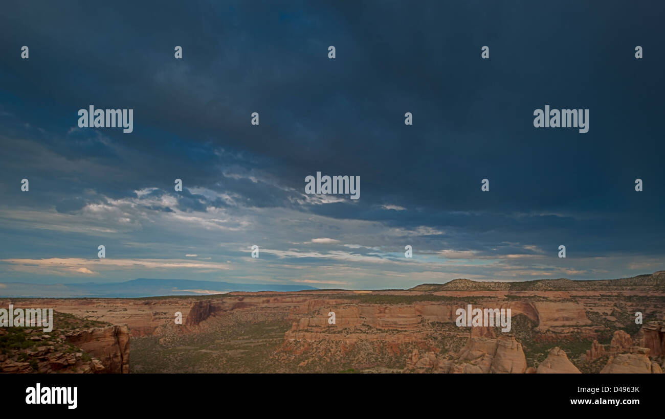 Colorado National Monument ist ein Teil des National Park Service in der Nähe der Stadt Grand Junction, Colorado. Spektakuläre Schluchten tief in Sandstein und Granit Gneis - Schiefer Felsformationen, in einigen Bereichen. Stockfoto