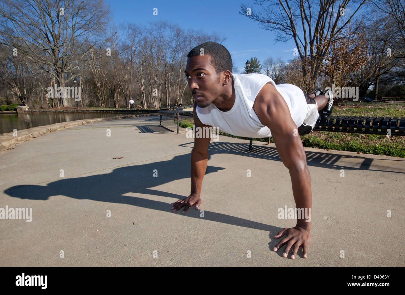 Ein starker junge afroamerikanische Mann arbeiten im Freien in einem park Stockfoto