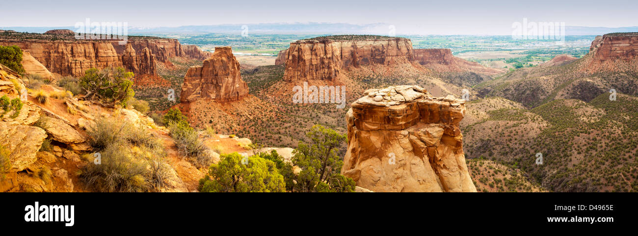 Colorado National Monument ist ein Teil des National Park Service in der Nähe der Stadt Grand Junction, Colorado. Spektakuläre Schluchten tief in Sandstein und Granit Gneis - Schiefer Felsformationen, in einigen Bereichen. Stockfoto