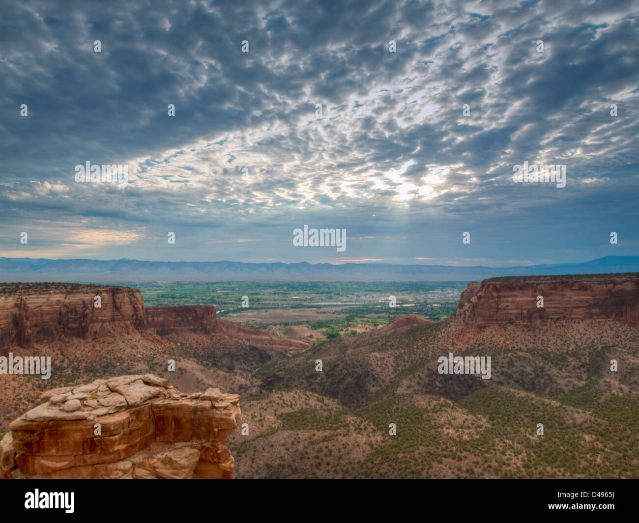 Colorado National Monument ist ein Teil des National Park Service in der Nähe der Stadt Grand Junction, Colorado. Spektakuläre Schluchten tief in Sandstein und Granit Gneis - Schiefer Felsformationen, in einigen Bereichen. Stockfoto