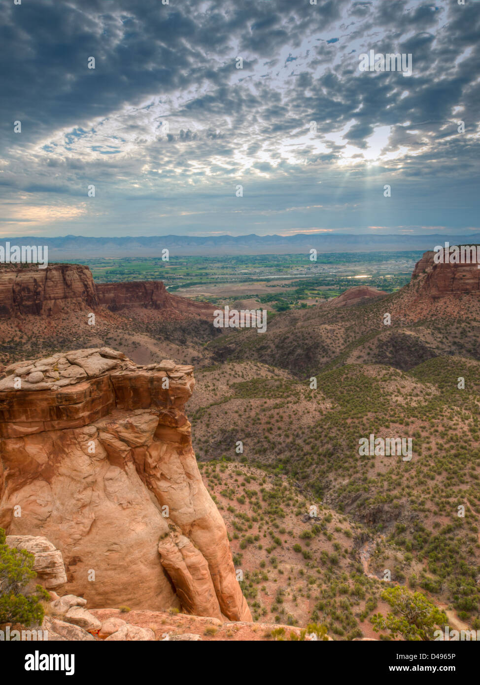 Colorado National Monument ist ein Teil des National Park Service in der Nähe der Stadt Grand Junction, Colorado. Spektakuläre Schluchten tief in Sandstein und Granit Gneis - Schiefer Felsformationen, in einigen Bereichen. Stockfoto