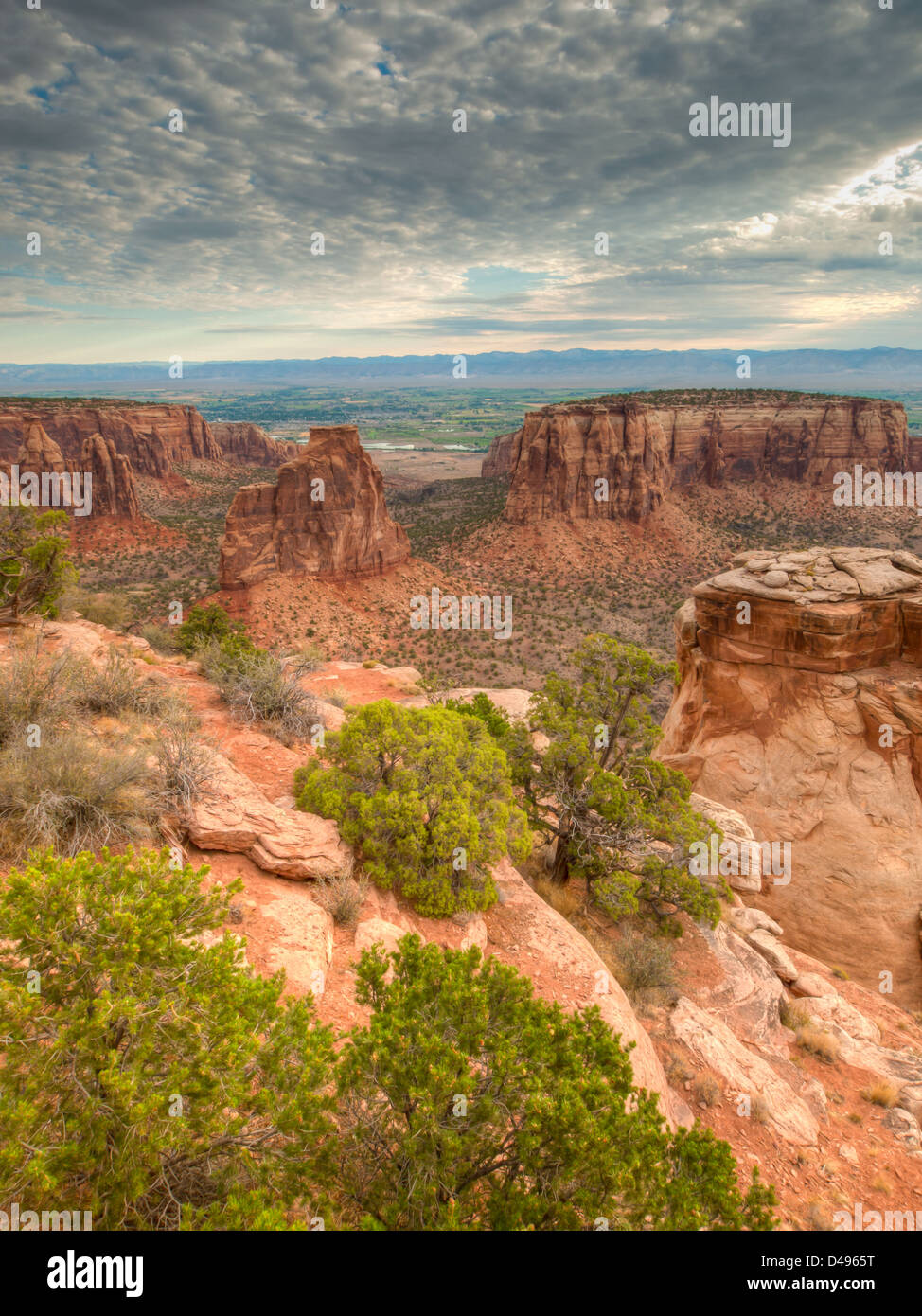Colorado National Monument ist ein Teil des National Park Service in der Nähe der Stadt Grand Junction, Colorado. Spektakuläre Schluchten tief in Sandstein und Granit Gneis - Schiefer Felsformationen, in einigen Bereichen. Stockfoto