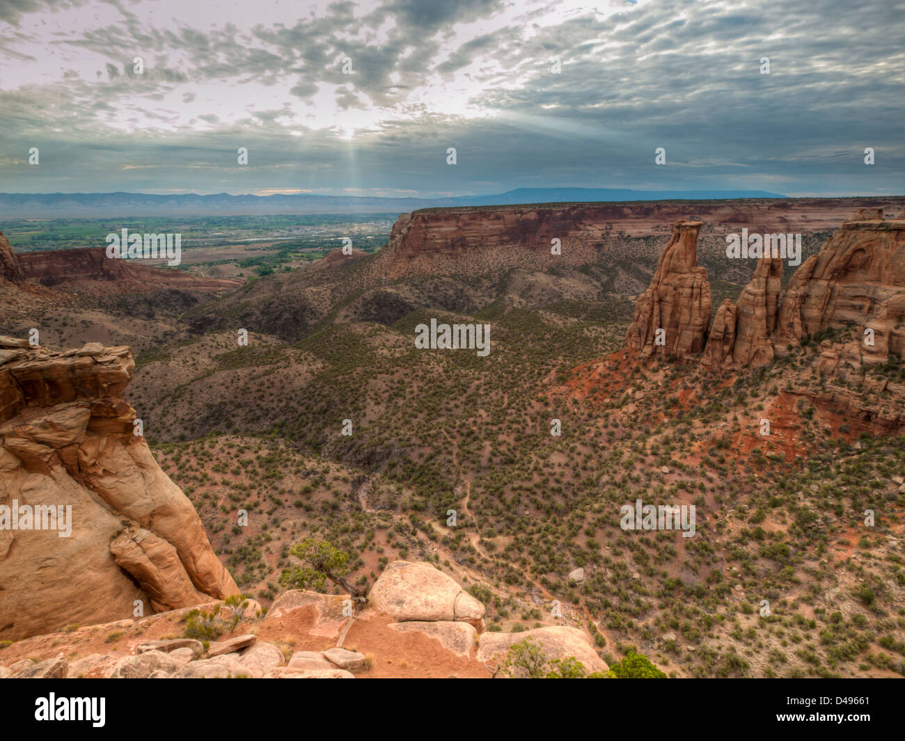 Colorado National Monument ist ein Teil des National Park Service in der Nähe der Stadt Grand Junction, Colorado. Spektakuläre Schluchten tief in Sandstein und Granit Gneis - Schiefer Felsformationen, in einigen Bereichen. Stockfoto
