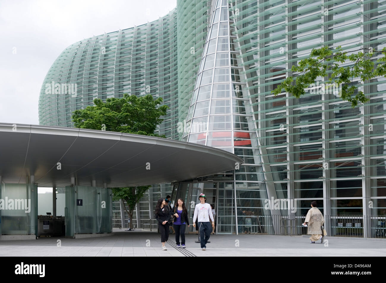 Das National Art Center in Roppongi, Tokyo, entworfen vom Architekten Kisho Kurokawa beherbergt Gemälde des 20. Jahrhunderts und moderne Kunst. Stockfoto