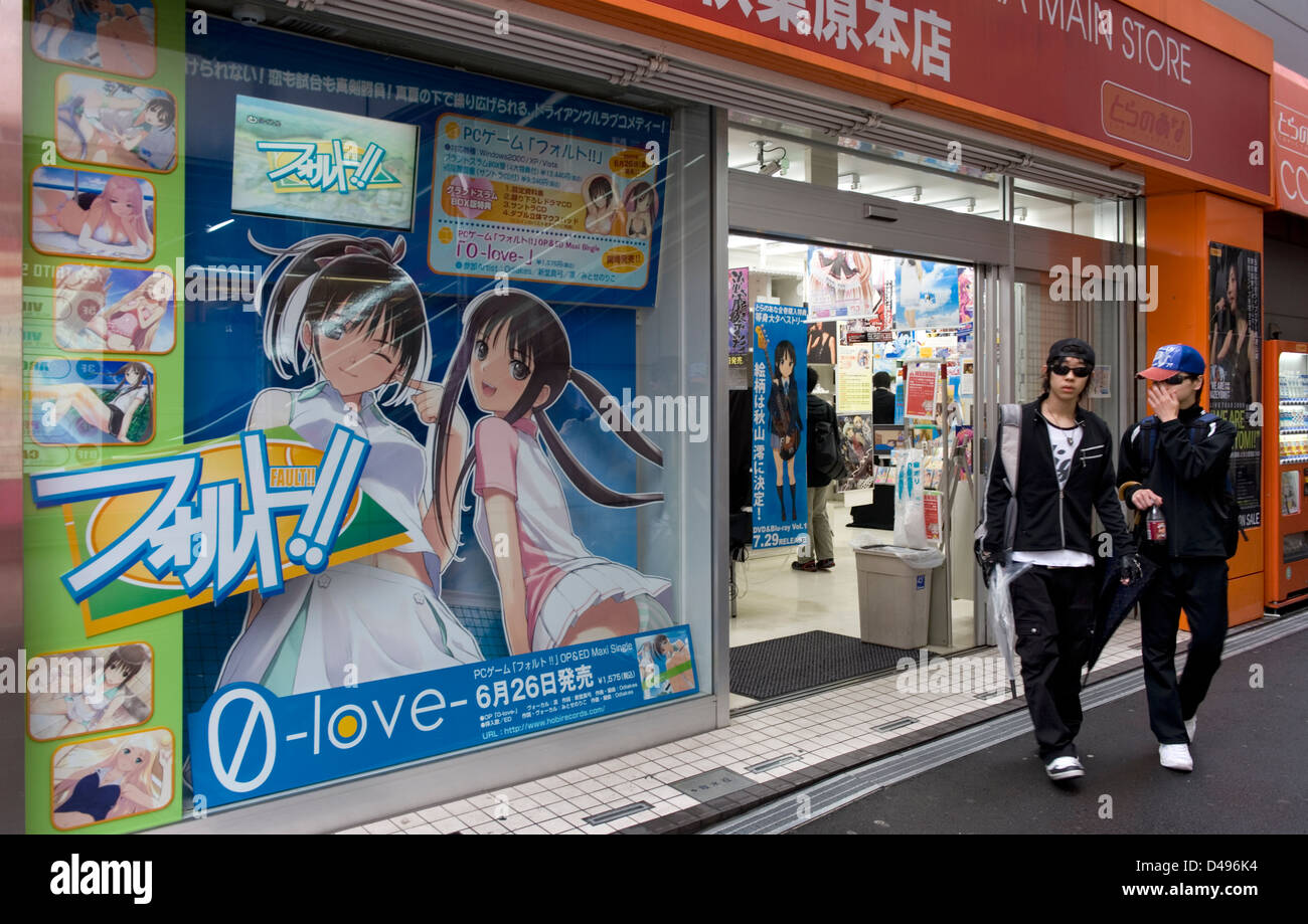Zwei Otaku-Geek-Jugendliche aus japanischen Anime DVD und Comic speichern in Consumer Elektronik Bezirk Akihabara, Tokyo Stockfoto