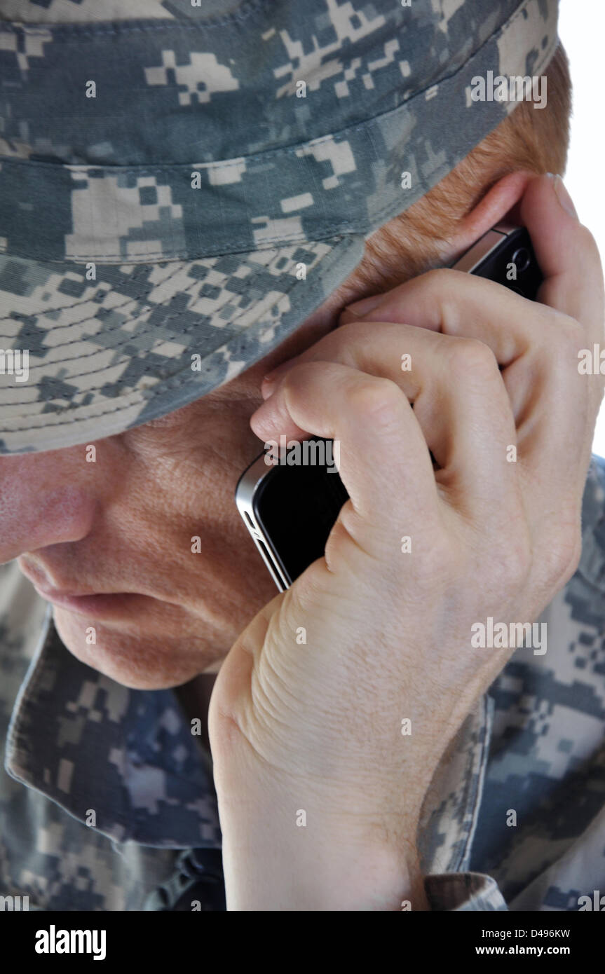 Soldat mit dem iPhone telefonieren Stockfoto