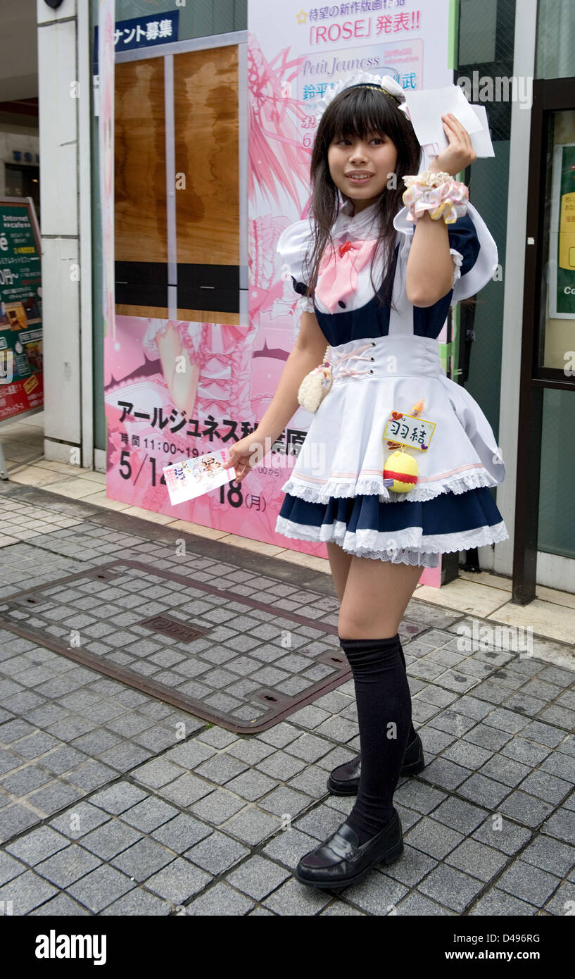 Mädchen, gekleidet in Französisch Dienstmädchen Kostüme Rabatt-Coupons für  Maid Cafés in Tokio Akihabara Vergnügungsviertel austeilen Stockfotografie  - Alamy