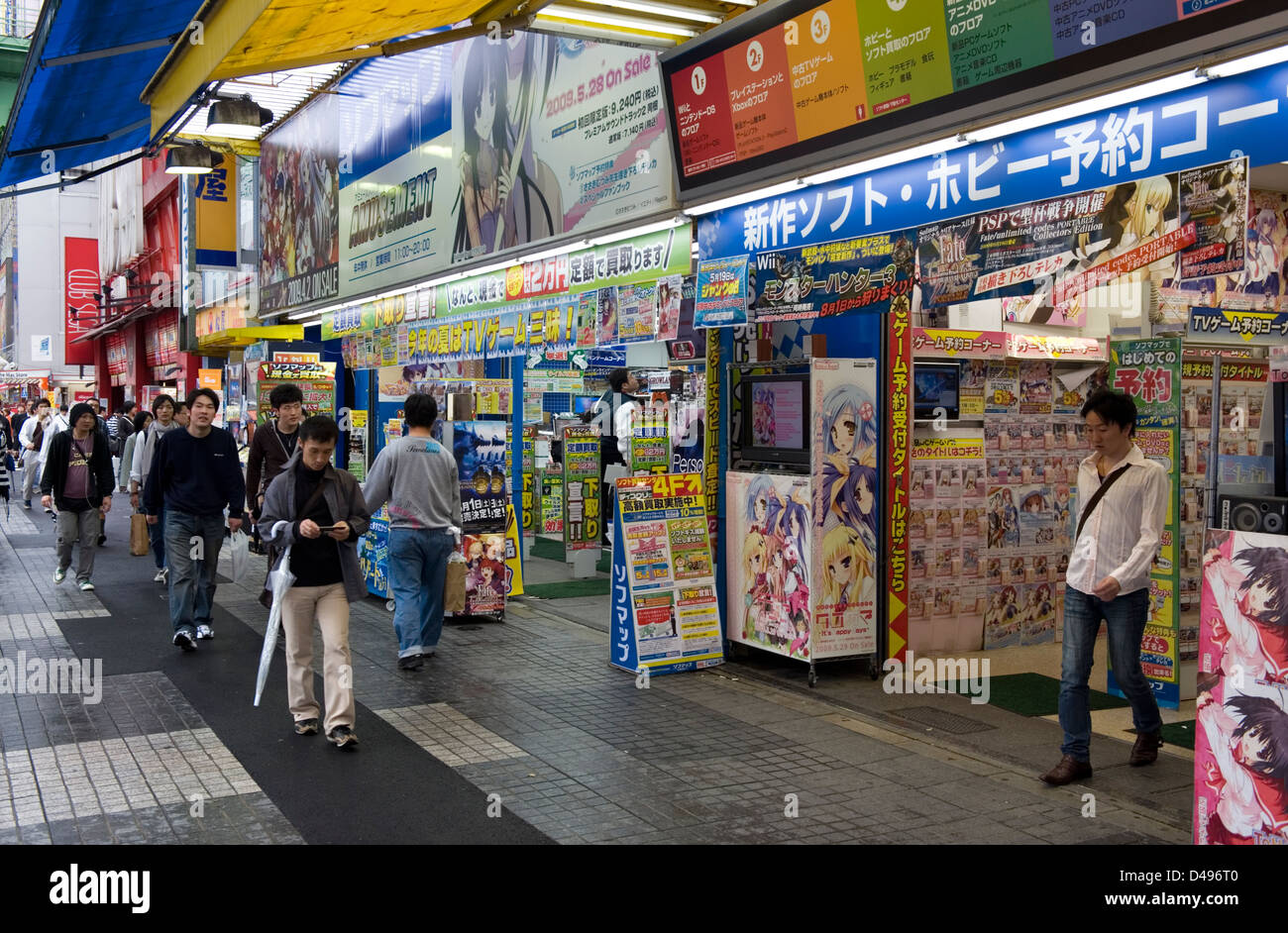 Side-by-Side Einzelhandelsgeschäfte verkaufen, Computer, Software, Kameras und Anime Produkte im Consumer Elektronik Akihabara Bezirk Stockfoto